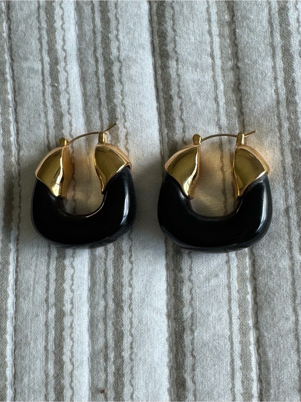 ๐คWORN ONCE๐ค Lizzie Fortunato Black and Gold Sculpted Midnight Hoop Earrings - Picture 4 of 5